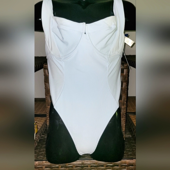 1 piece bathing suit - Picture 2 of 4